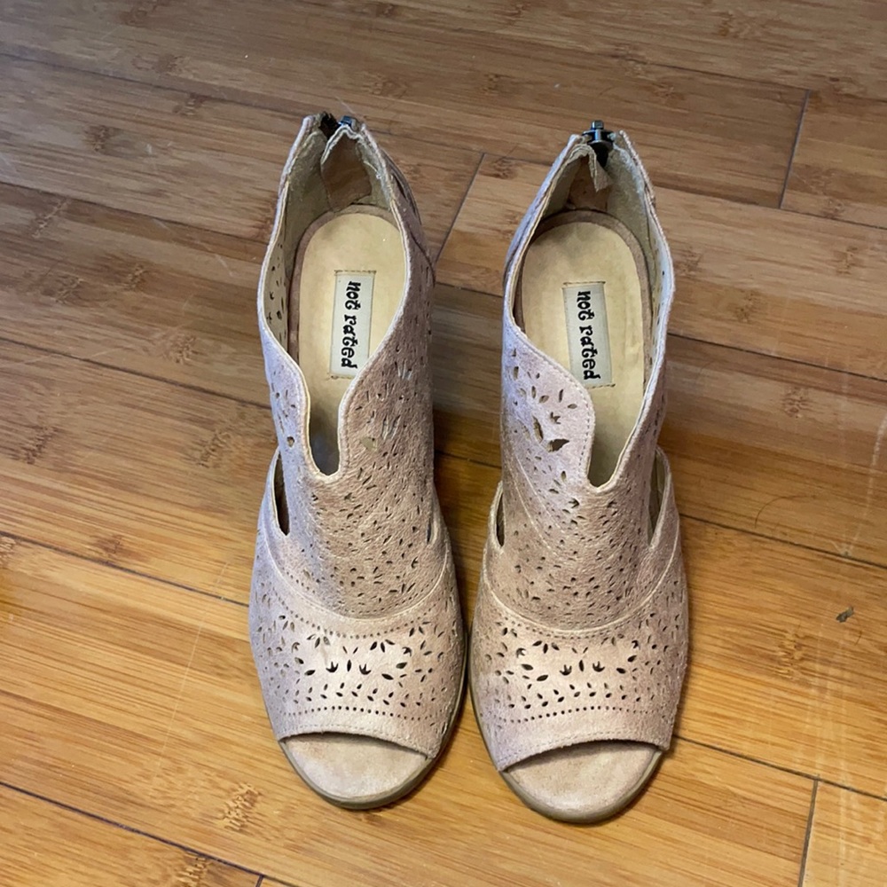 not rated; 7; heels; almost new